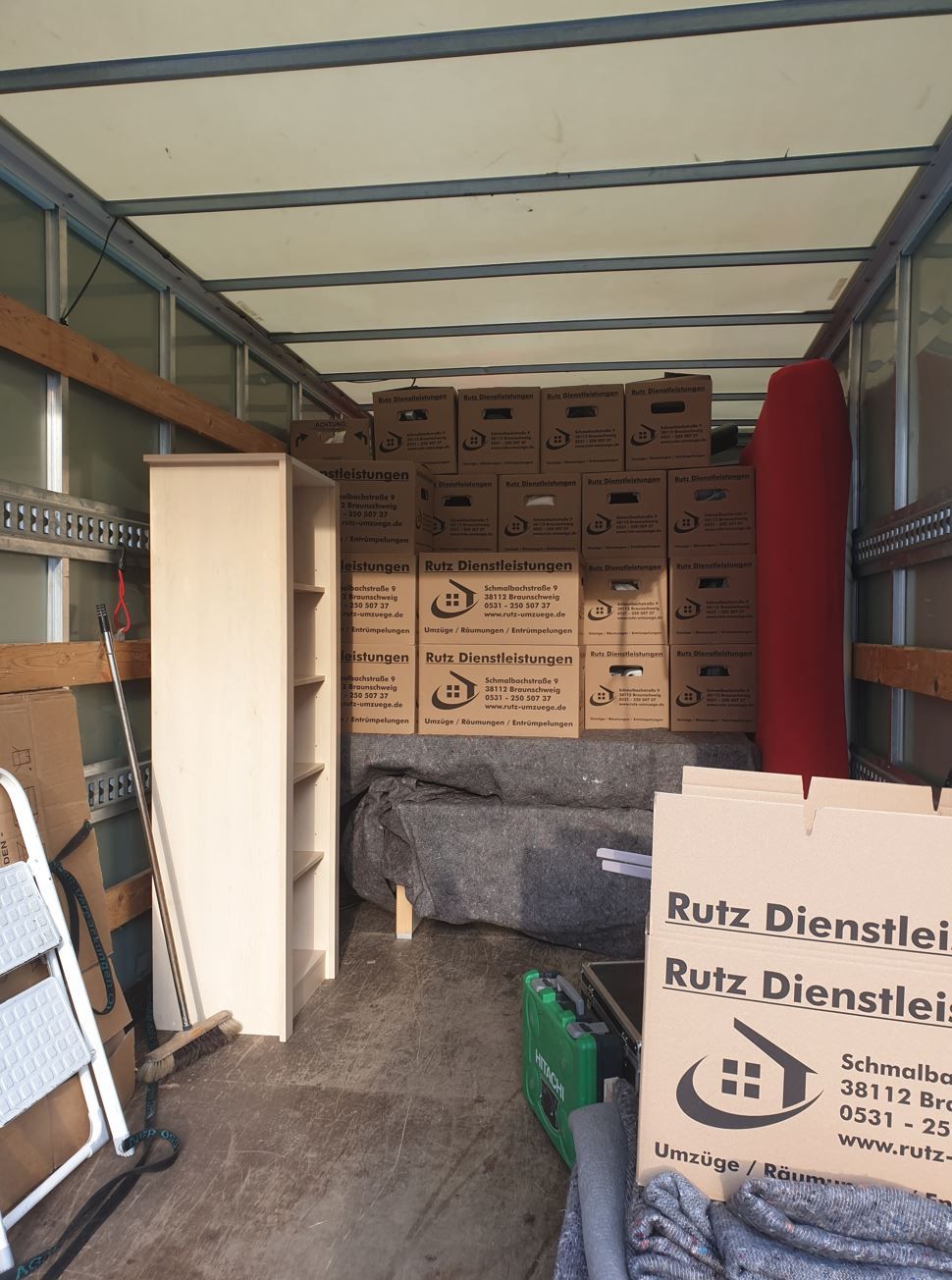 Beladener Möbelwagen von Rutz Dienstleistungen
