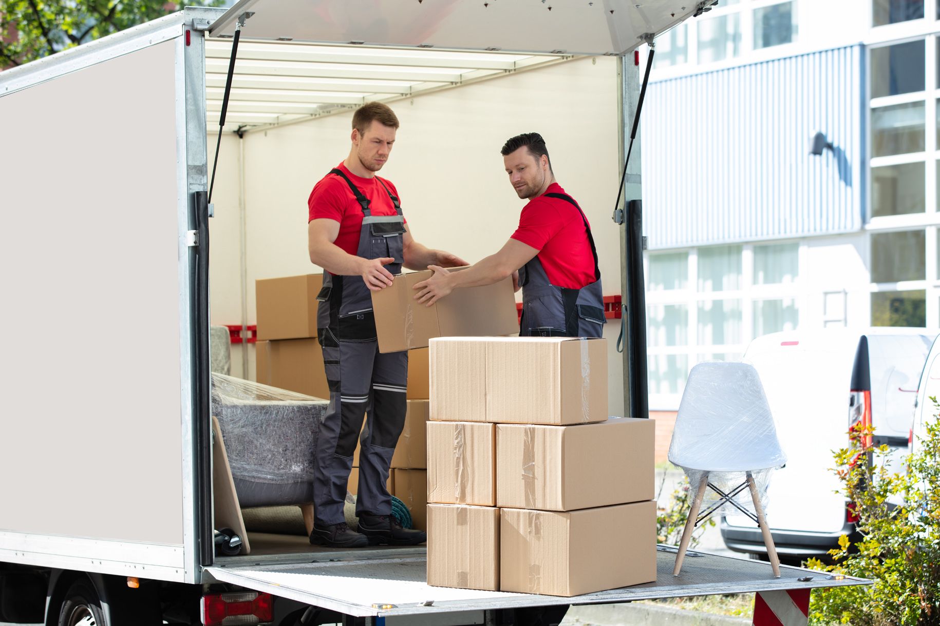 Rutz Umzugshelfer beim Beladen eines Transporters